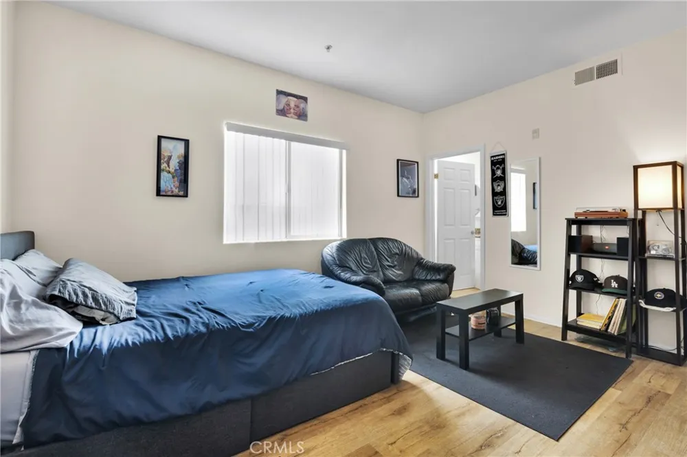 7124 Woodman #3 Van Nuys, CA 91405