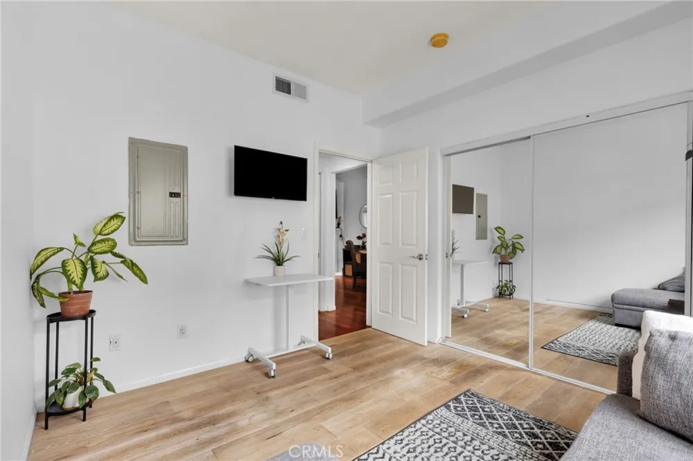 7124 Woodman #3 Van Nuys, CA 91405