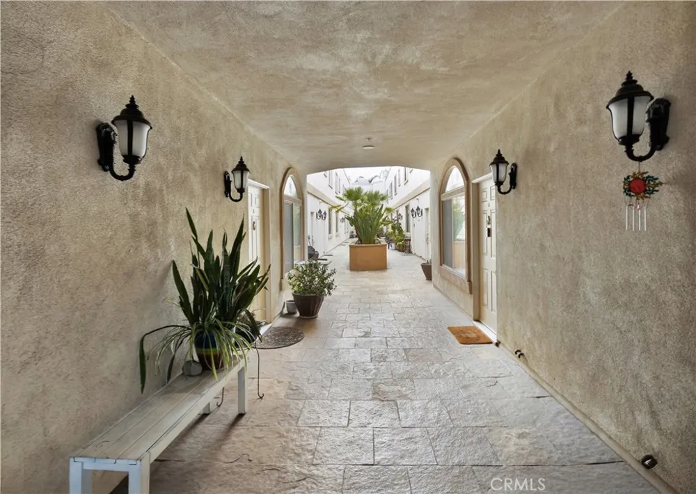 7124 Woodman #3 Van Nuys, CA 91405