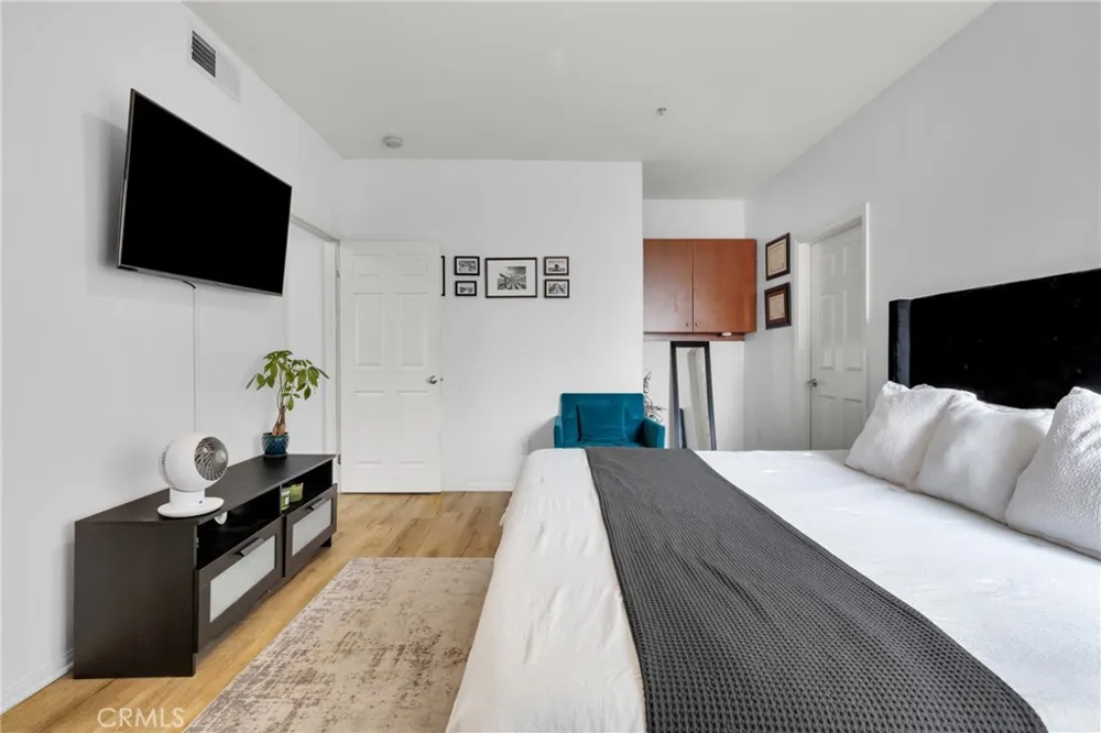7124 Woodman #3 Van Nuys, CA 91405