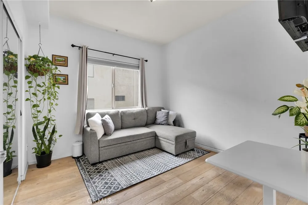 7124 Woodman #3 Van Nuys, CA 91405