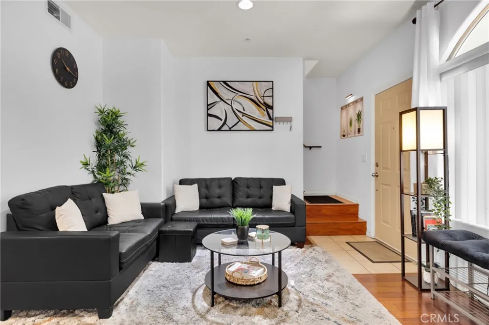 7124 Woodman #3 Van Nuys, CA 91405
