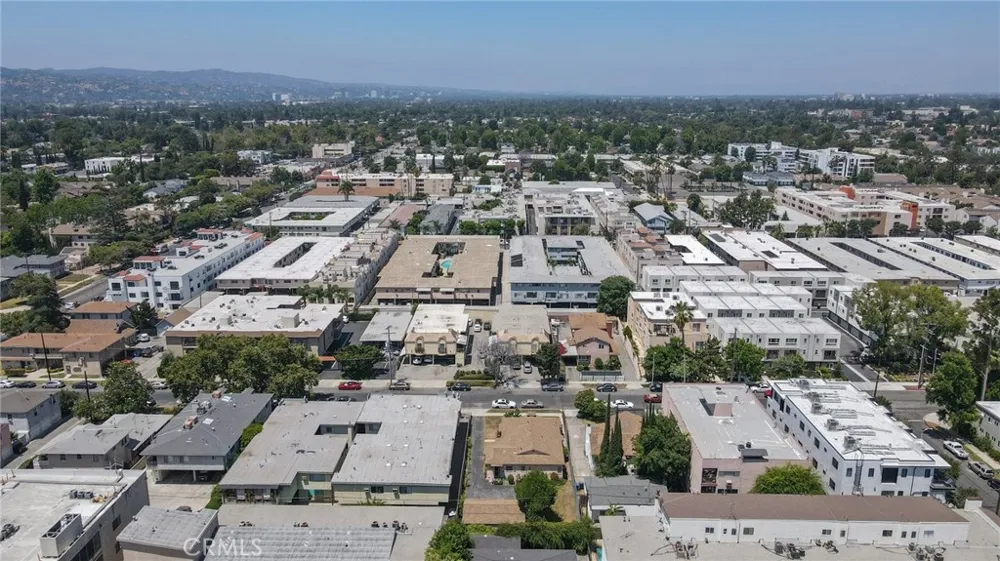 5238 Hermitage Valley Village, CA 91607