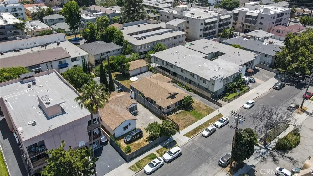 5238 Hermitage Valley Village, CA 91607
