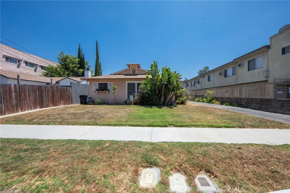 5238 Hermitage Valley Village, CA 91607