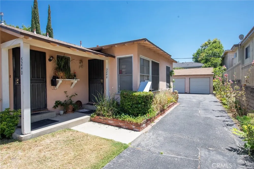 5238 Hermitage Valley Village, CA 91607