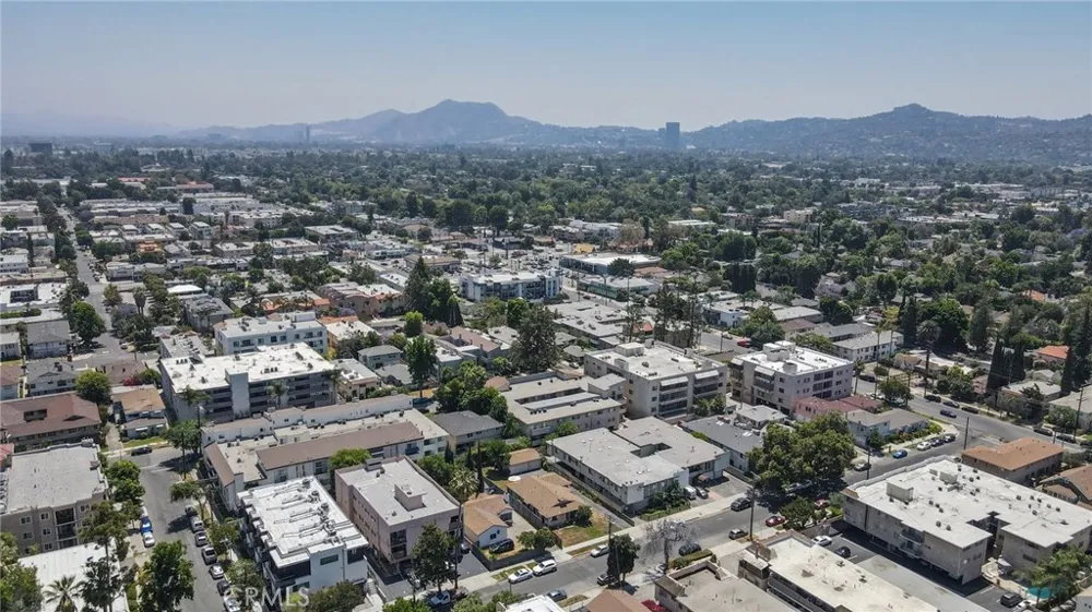 5238 Hermitage Valley Village, CA 91607