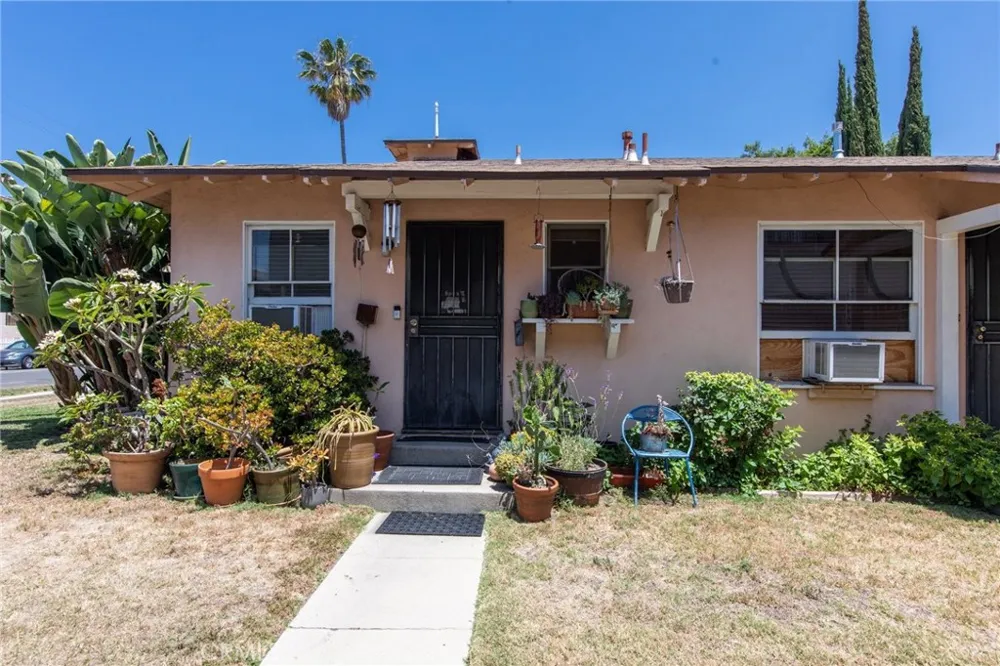5238 Hermitage Valley Village, CA 91607