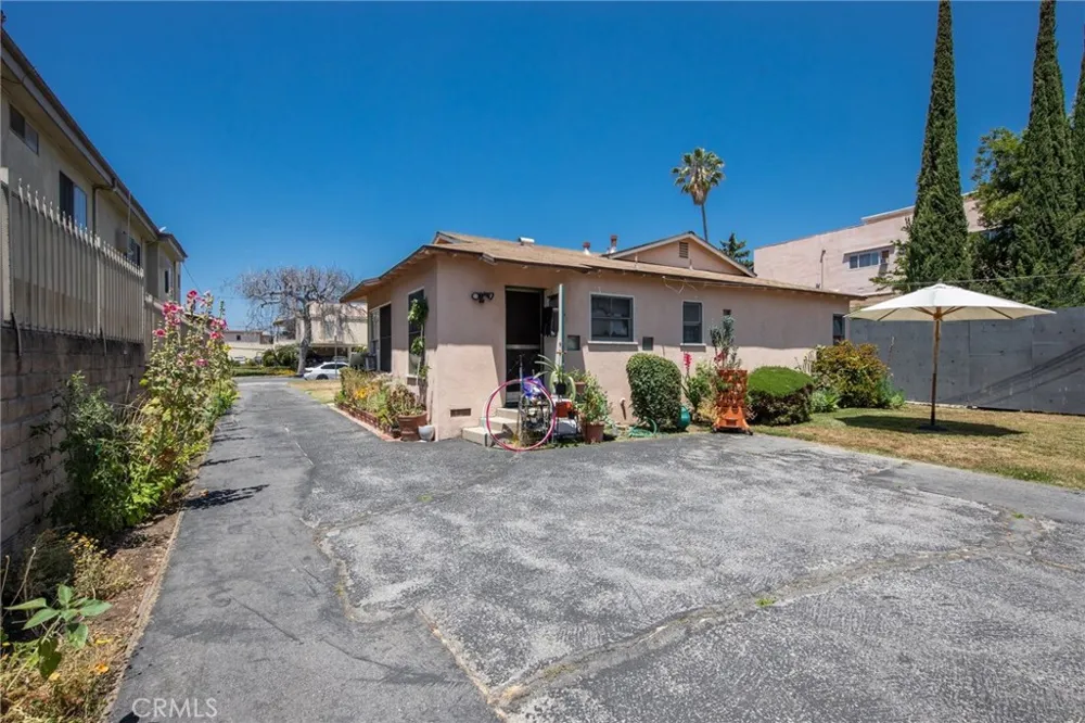 5238 Hermitage Valley Village, CA 91607