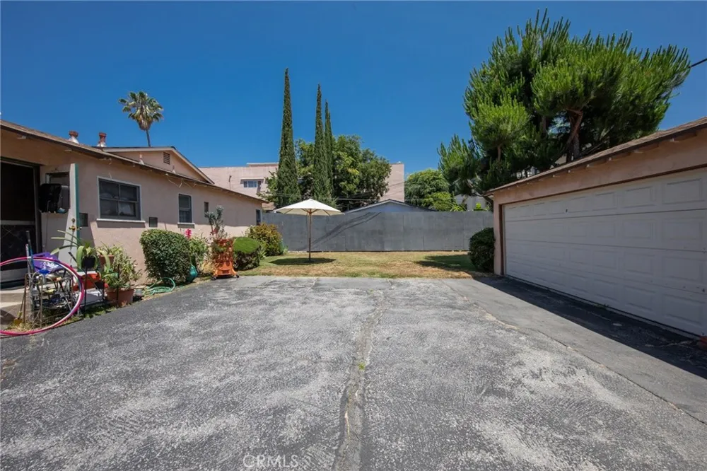 5238 Hermitage Valley Village, CA 91607