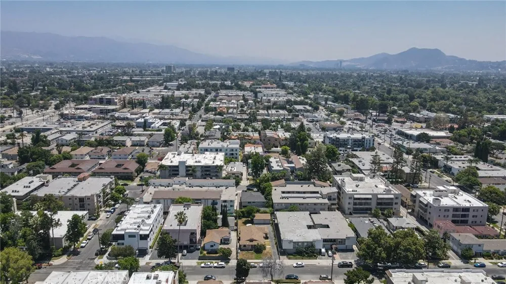 5238 Hermitage Valley Village, CA 91607