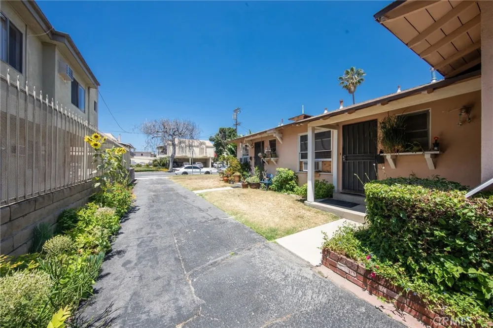 5238 Hermitage Valley Village, CA 91607