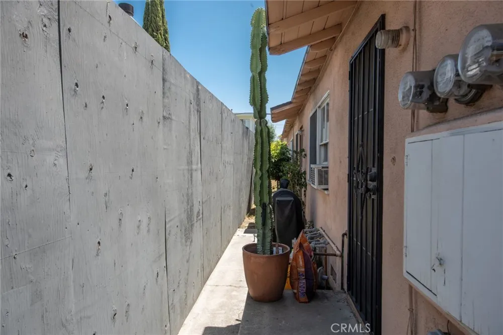5238 Hermitage Valley Village, CA 91607