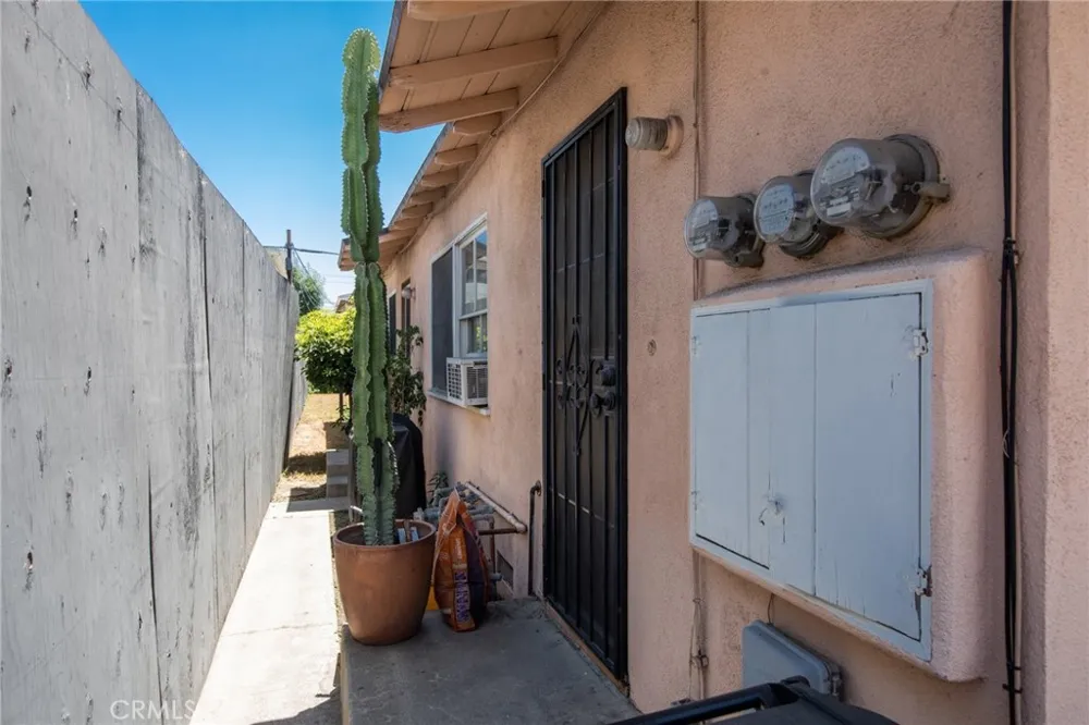 5238 Hermitage Valley Village, CA 91607