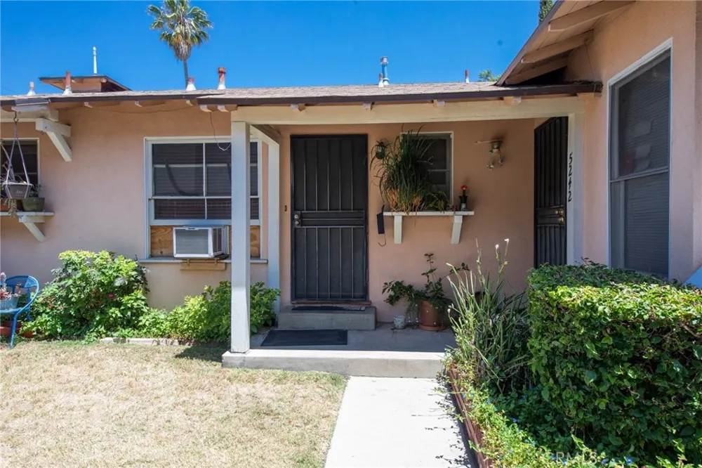 5238 Hermitage Valley Village, CA 91607