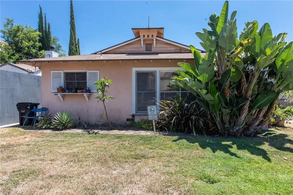 5238 Hermitage Valley Village, CA 91607