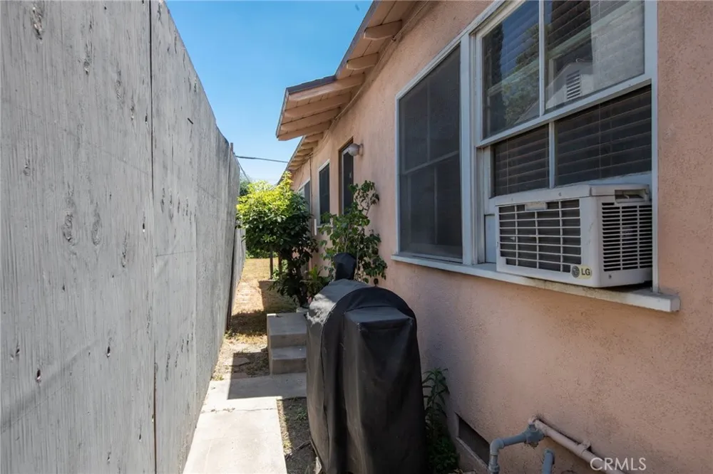 5238 Hermitage Valley Village, CA 91607