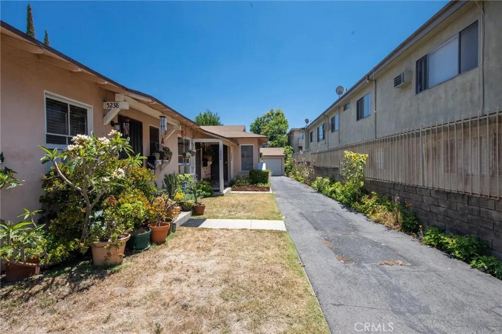 5238 Hermitage Valley Village, CA 91607