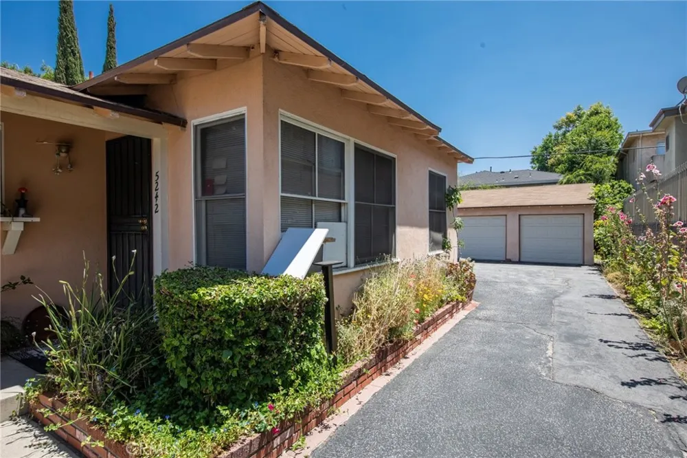 5238 Hermitage Valley Village, CA 91607