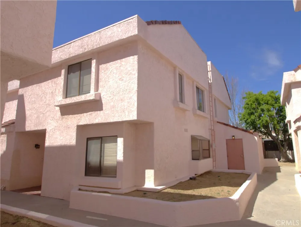 9906 Owensmouth #12 Chatsworth, CA 91311