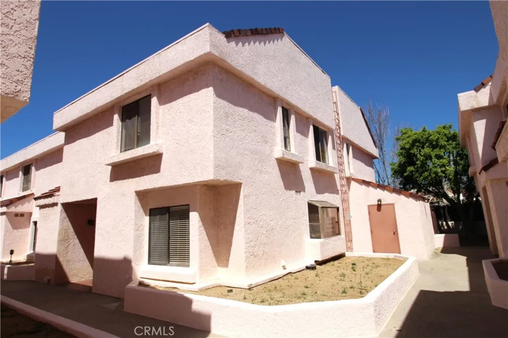 9906 Owensmouth #12 Chatsworth, CA 91311