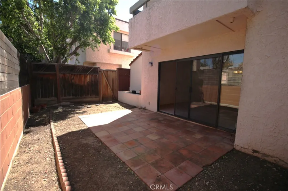9906 Owensmouth #12 Chatsworth, CA 91311
