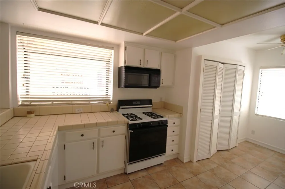 9906 Owensmouth #12 Chatsworth, CA 91311