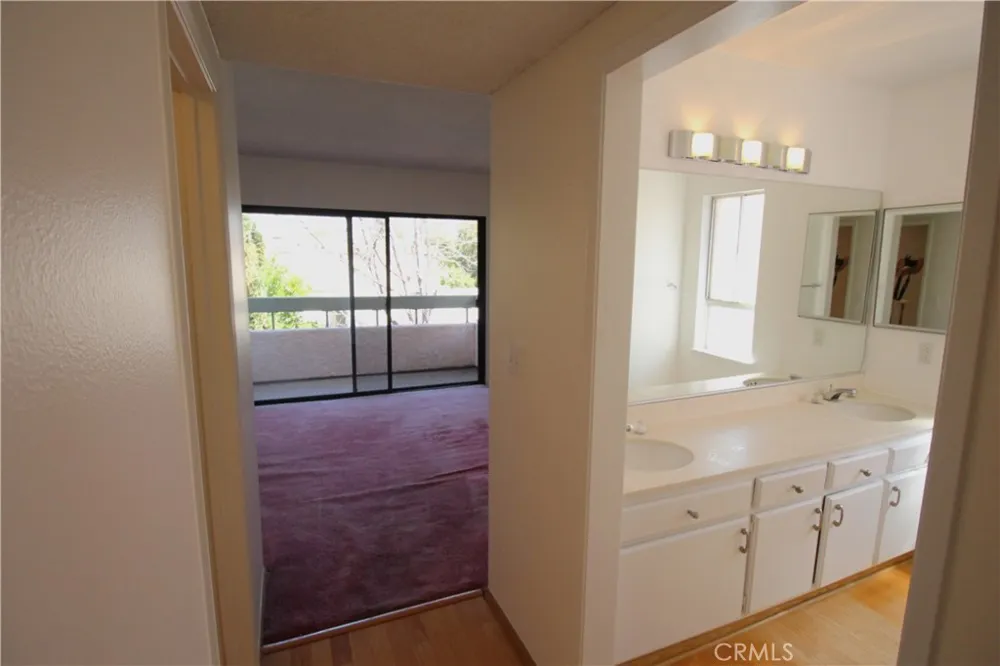 9906 Owensmouth #12 Chatsworth, CA 91311