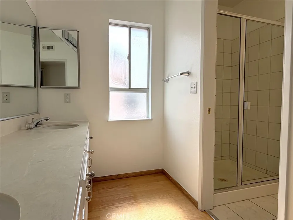 9906 Owensmouth #12 Chatsworth, CA 91311