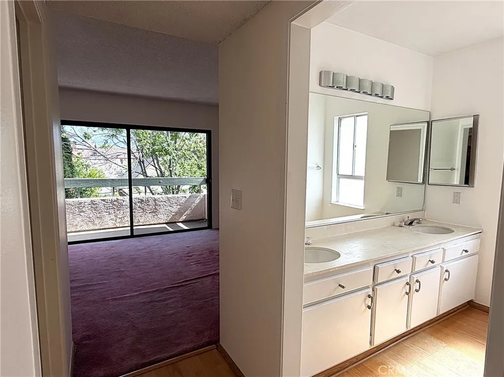 9906 Owensmouth #12 Chatsworth, CA 91311