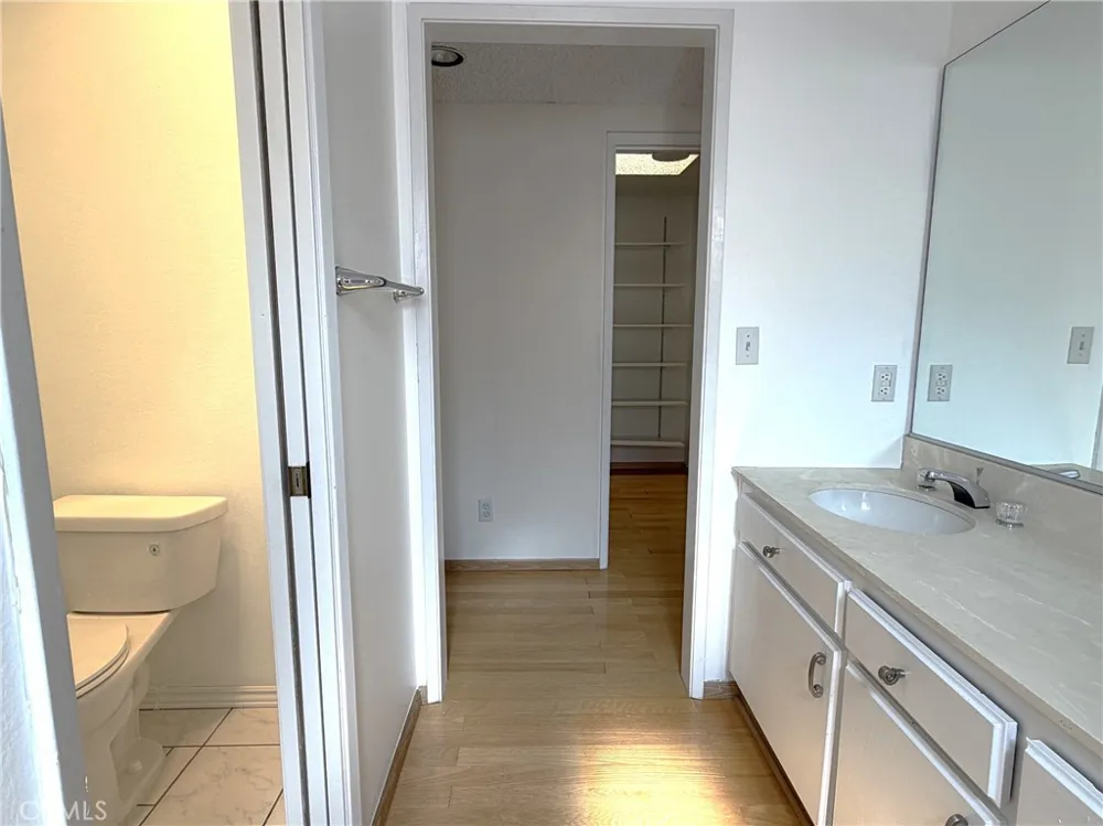 9906 Owensmouth #12 Chatsworth, CA 91311