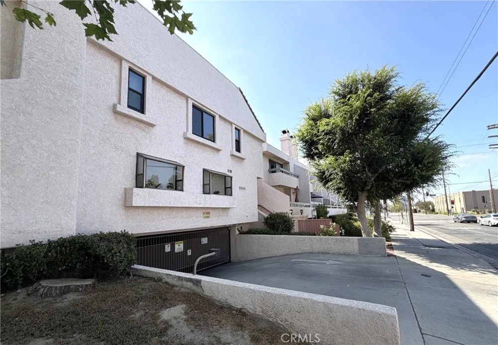 9906 Owensmouth #12 Chatsworth, CA 91311