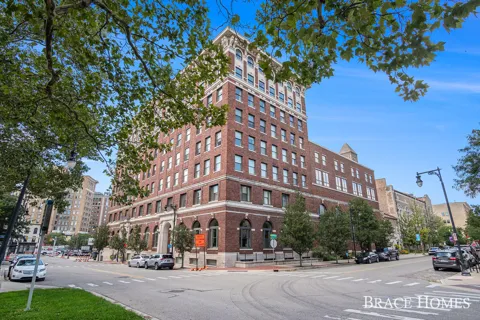 27 Library Street NE ##702