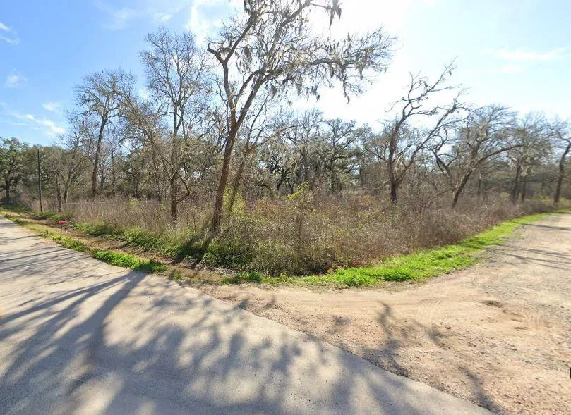 107 Forest Loop Angleton, TX 77515