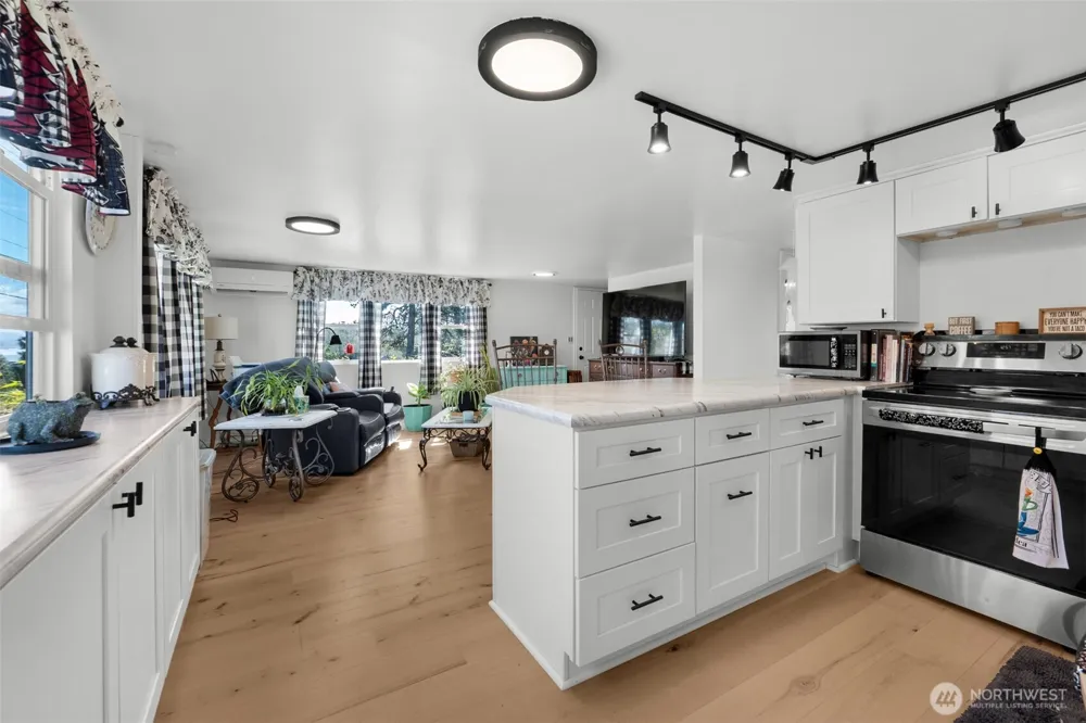 21 2nd Street Bay Center, WA 98527