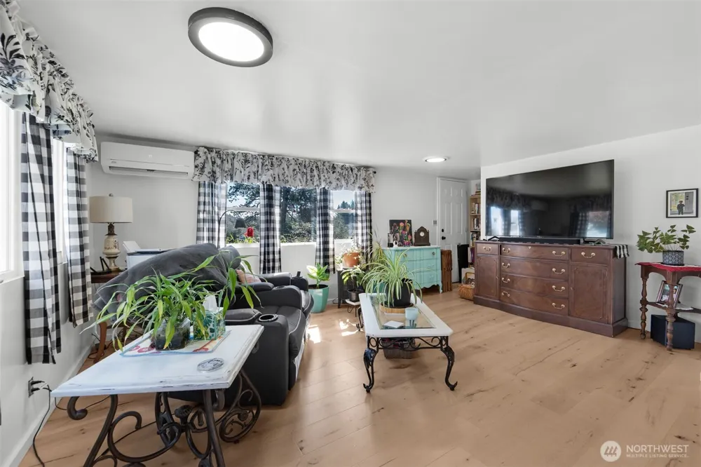 21 2nd Street Bay Center, WA 98527