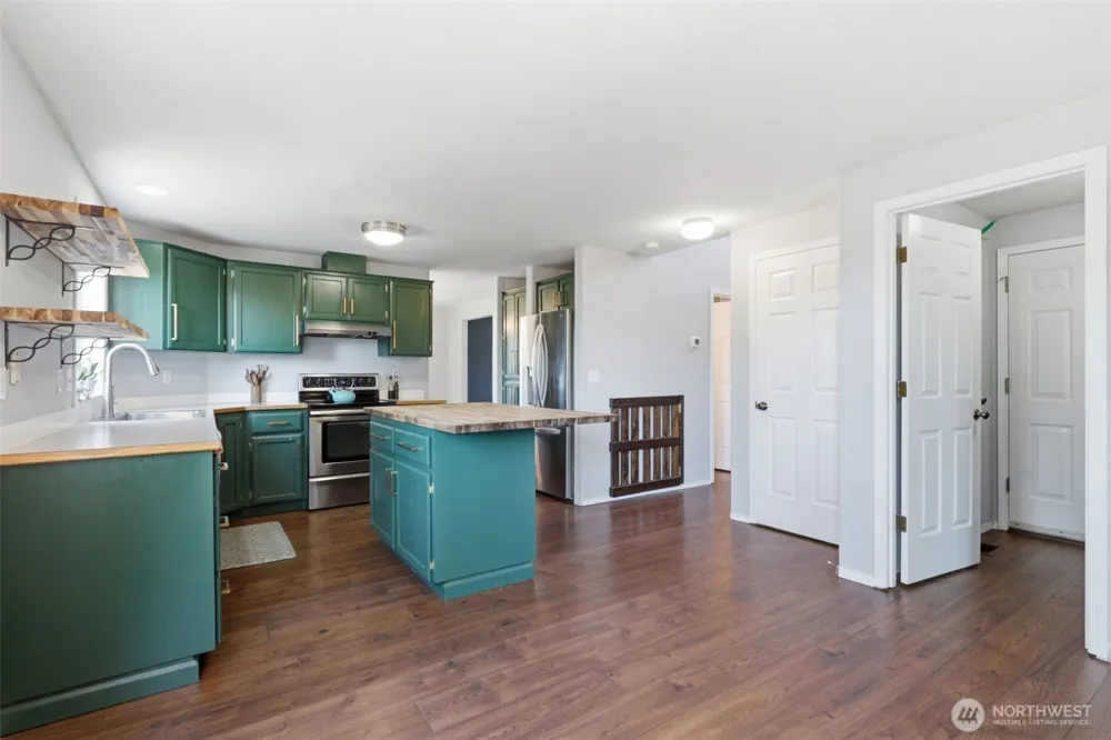 728 E Heritage Loop La Center, WA 98629