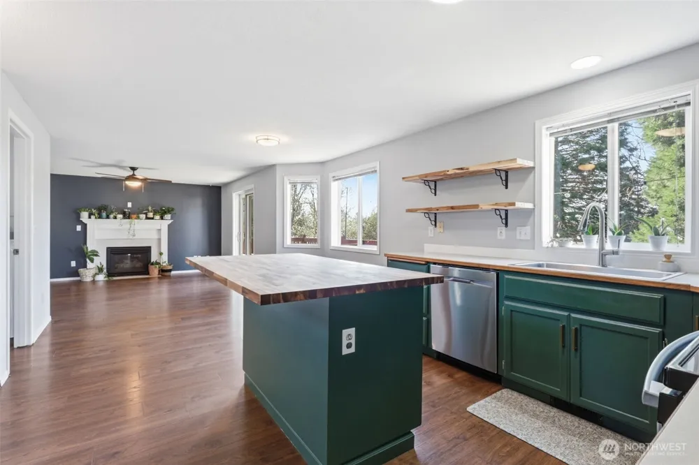 728 E Heritage Loop La Center, WA 98629
