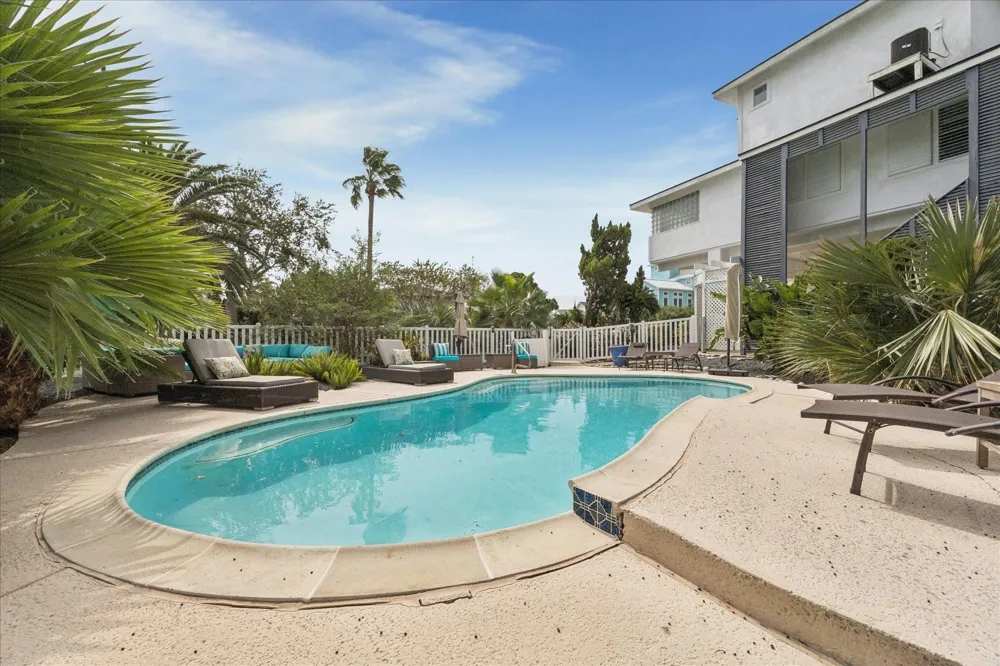 1330 Coral Way Tiki Island, TX 77554