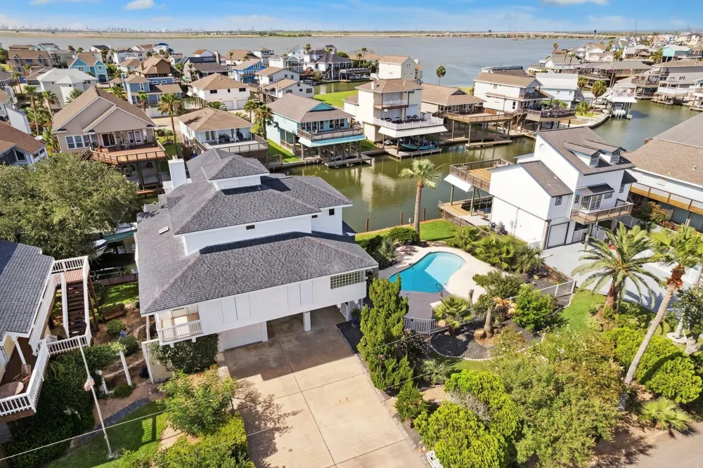 1330 Coral Way Tiki Island, TX 77554