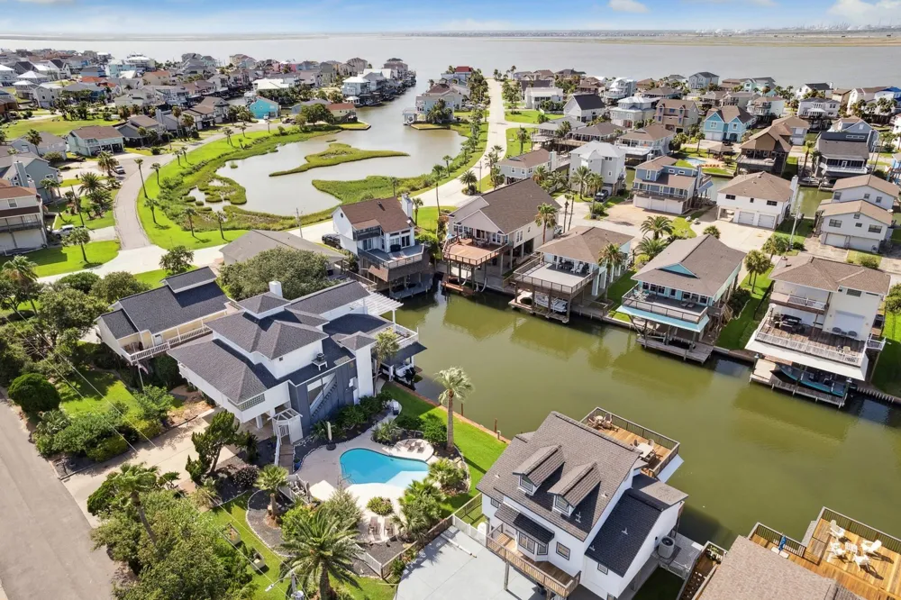1330 Coral Way Tiki Island, TX 77554