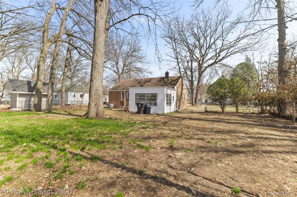 21171 Westhampton Street Oak Park City, MI 48237