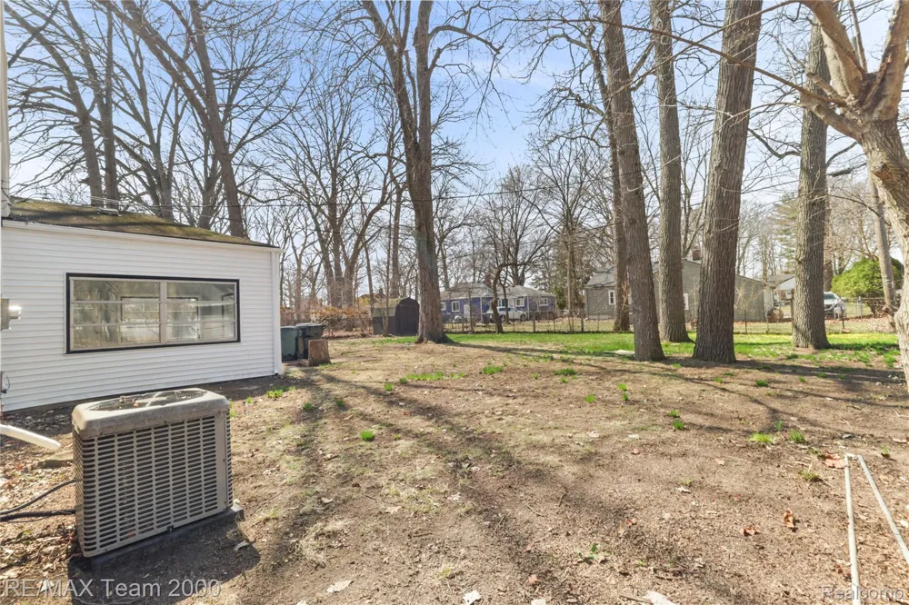 21171 Westhampton Street Oak Park City, MI 48237