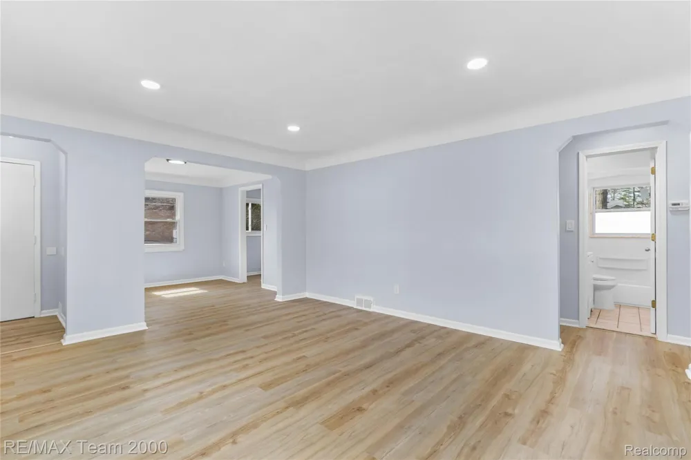 21171 Westhampton Street Oak Park City, MI 48237