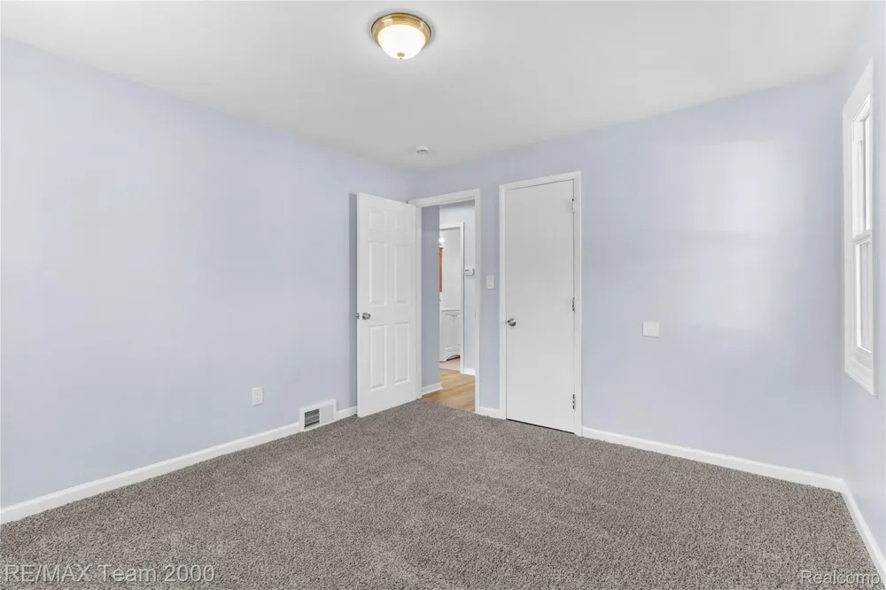 21171 Westhampton Street Oak Park City, MI 48237