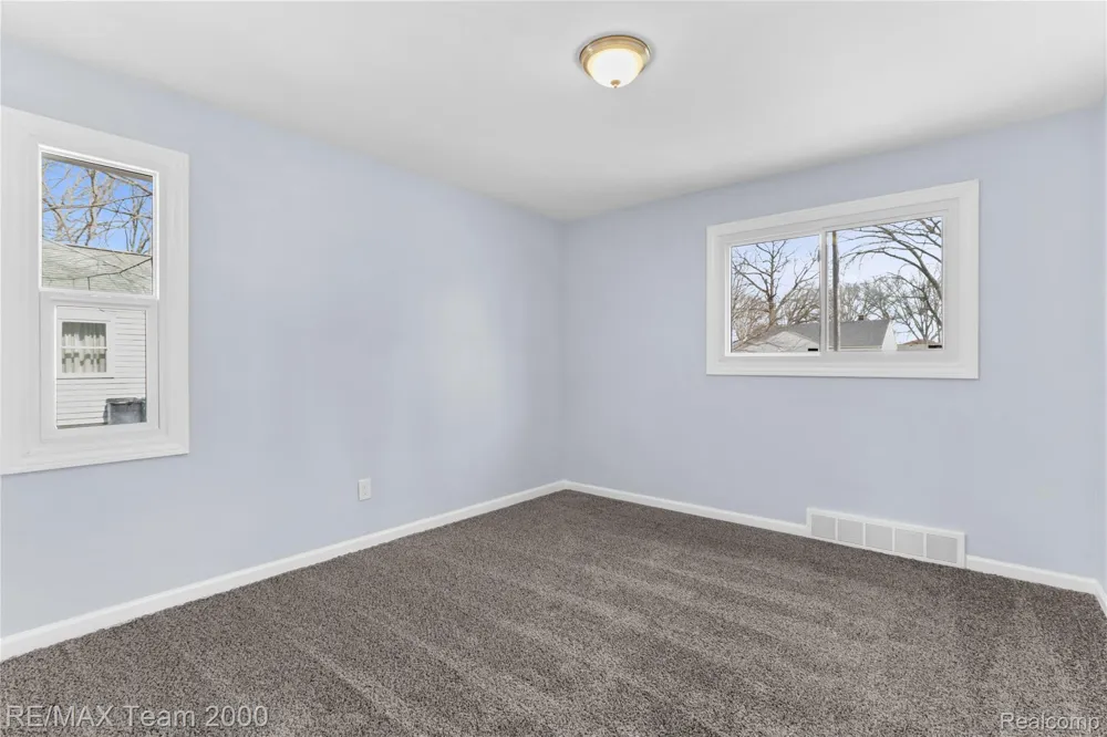 21171 Westhampton Street Oak Park City, MI 48237