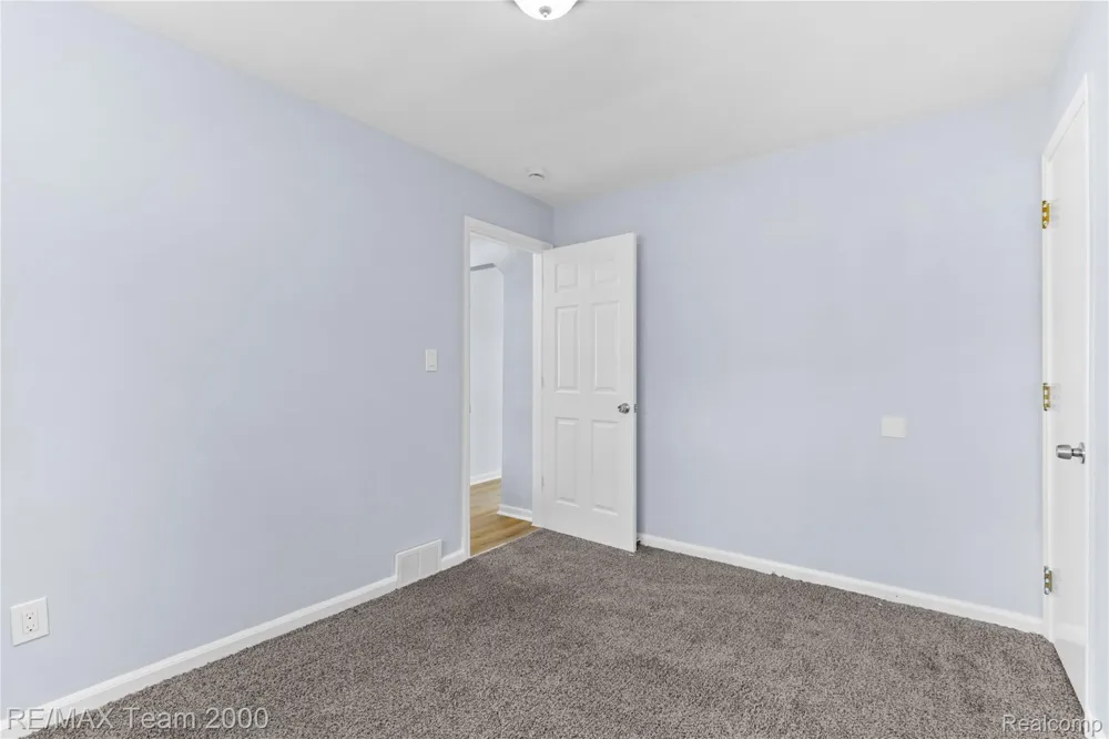 21171 Westhampton Street Oak Park City, MI 48237