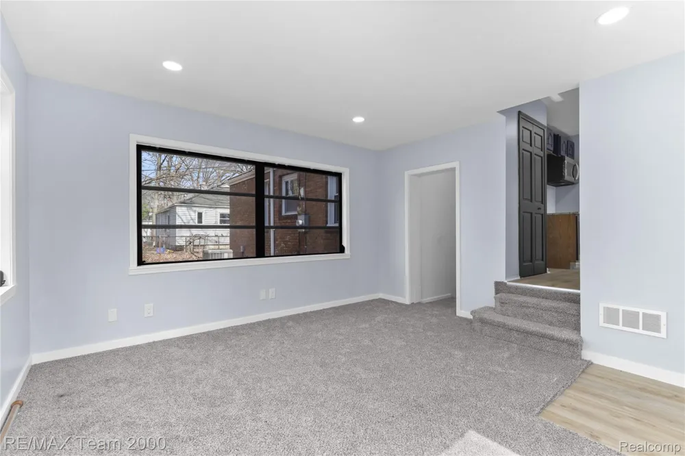 21171 Westhampton Street Oak Park City, MI 48237