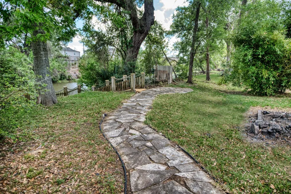309 Williamsburg Clute, TX 77531