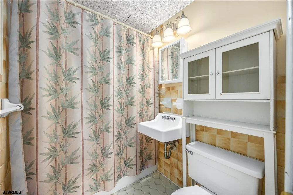 406 E Monterey Ave Wildwood Crest, NJ 08260